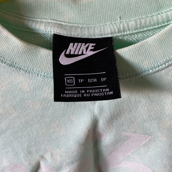 🌻SALE🌻 Nike crop  top - Picture 8 of 11